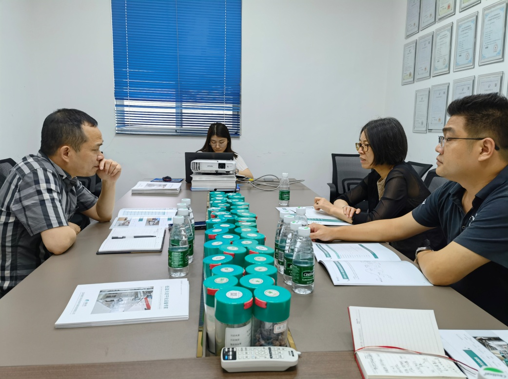 廣東省環(huán)境保護(hù)產(chǎn)業(yè)協(xié)會秘書長易頌輝一行蒞臨深圳德爾科機(jī)電環(huán)?？萍加邢薰净ǘ贾圃旎乜疾旖涣?圖2)